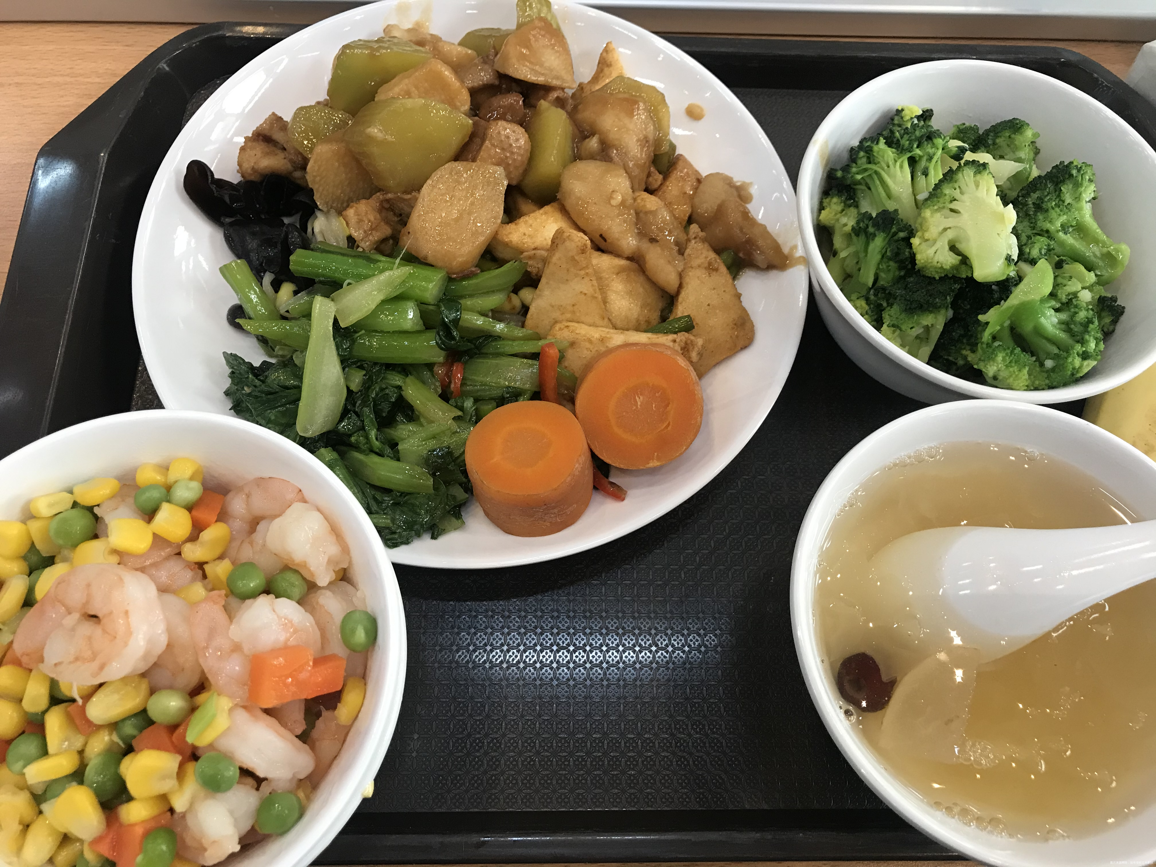 下图是中饭,晚上有些油腻,还吃了一口炸鱼排一