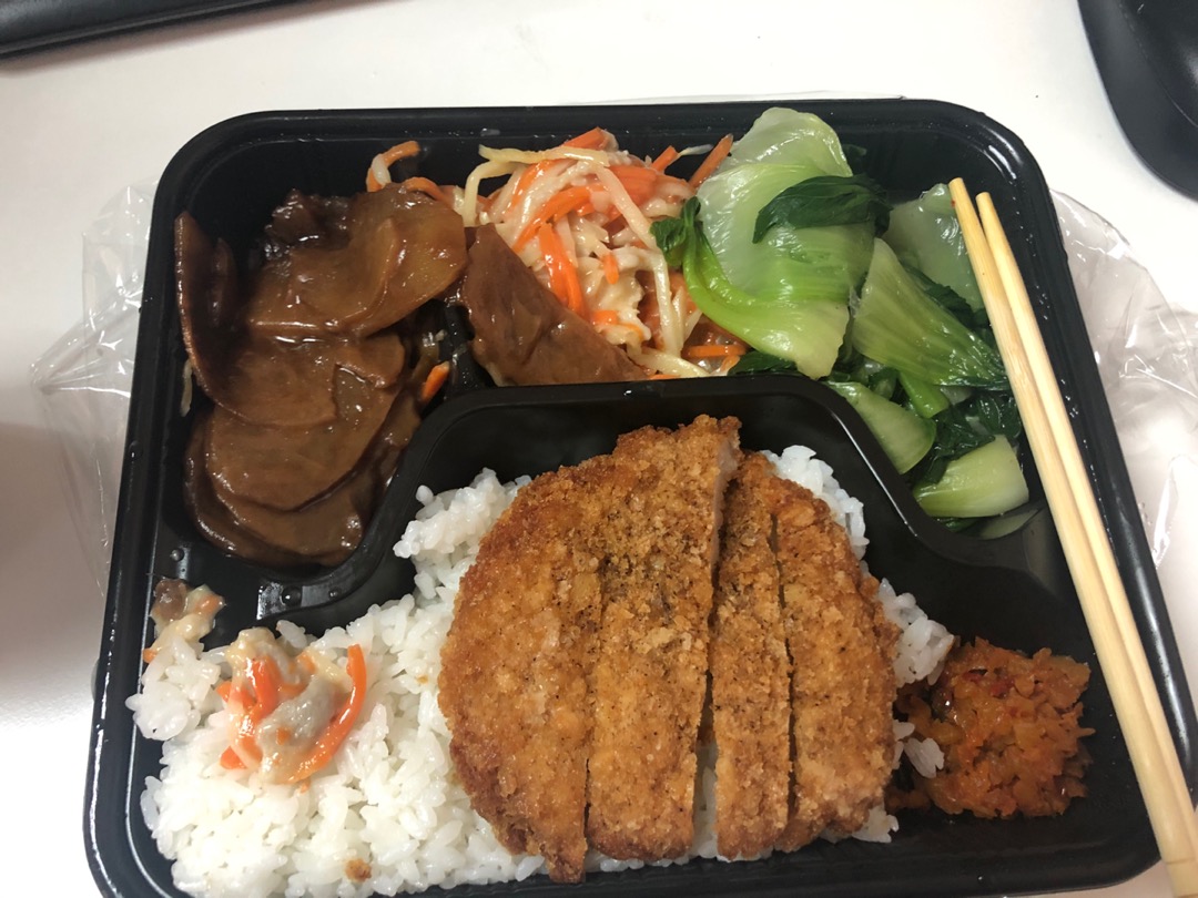 早饭一个包子一个鸡蛋午饭全家便当五点吃了一个