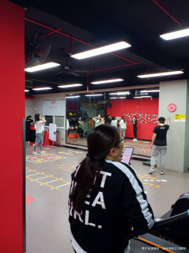 早餐鸡蛋红薯牛奶午餐西红柿鸡胸肉加荞麦面晚上