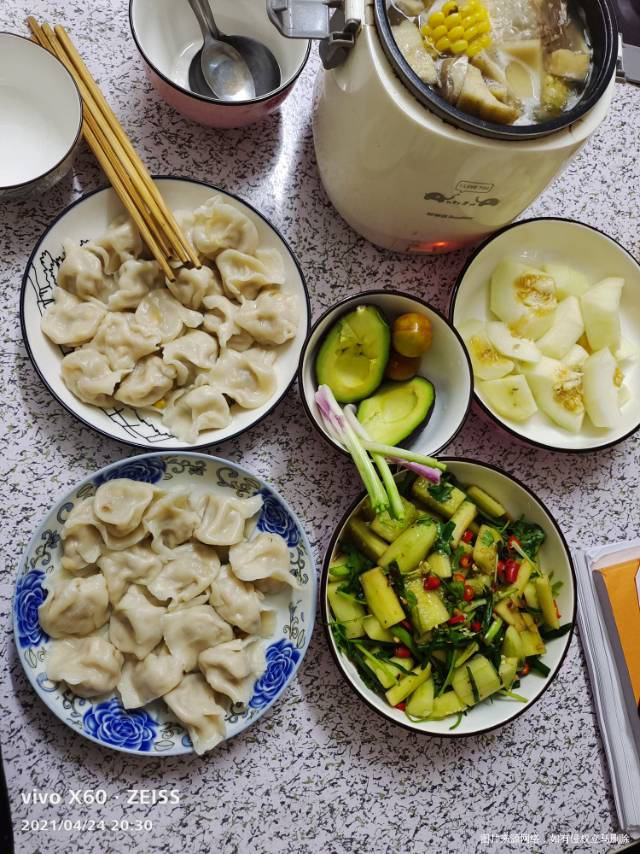 晚餐一份饺子一份凉拌青瓜玉米鸡汤饭后水果牛油