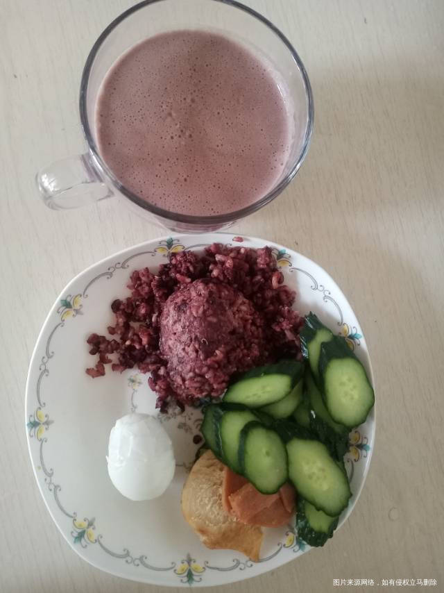 早饭,豆浆杂粮饭黄瓜,水煮蛋,早上饭前喝了芹