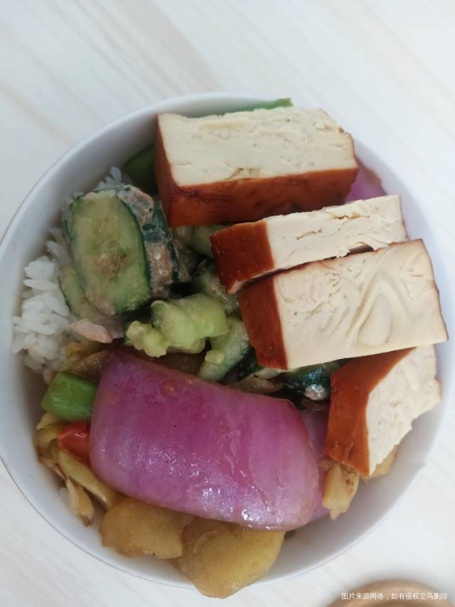 早饭,一杯牛奶,煮鸡蛋玉米面素团子,水煮青菜