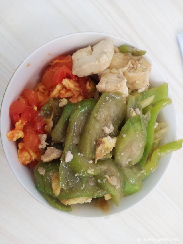 早饭,豆浆杂粮饭黄瓜,水煮蛋,早上饭前喝了芹