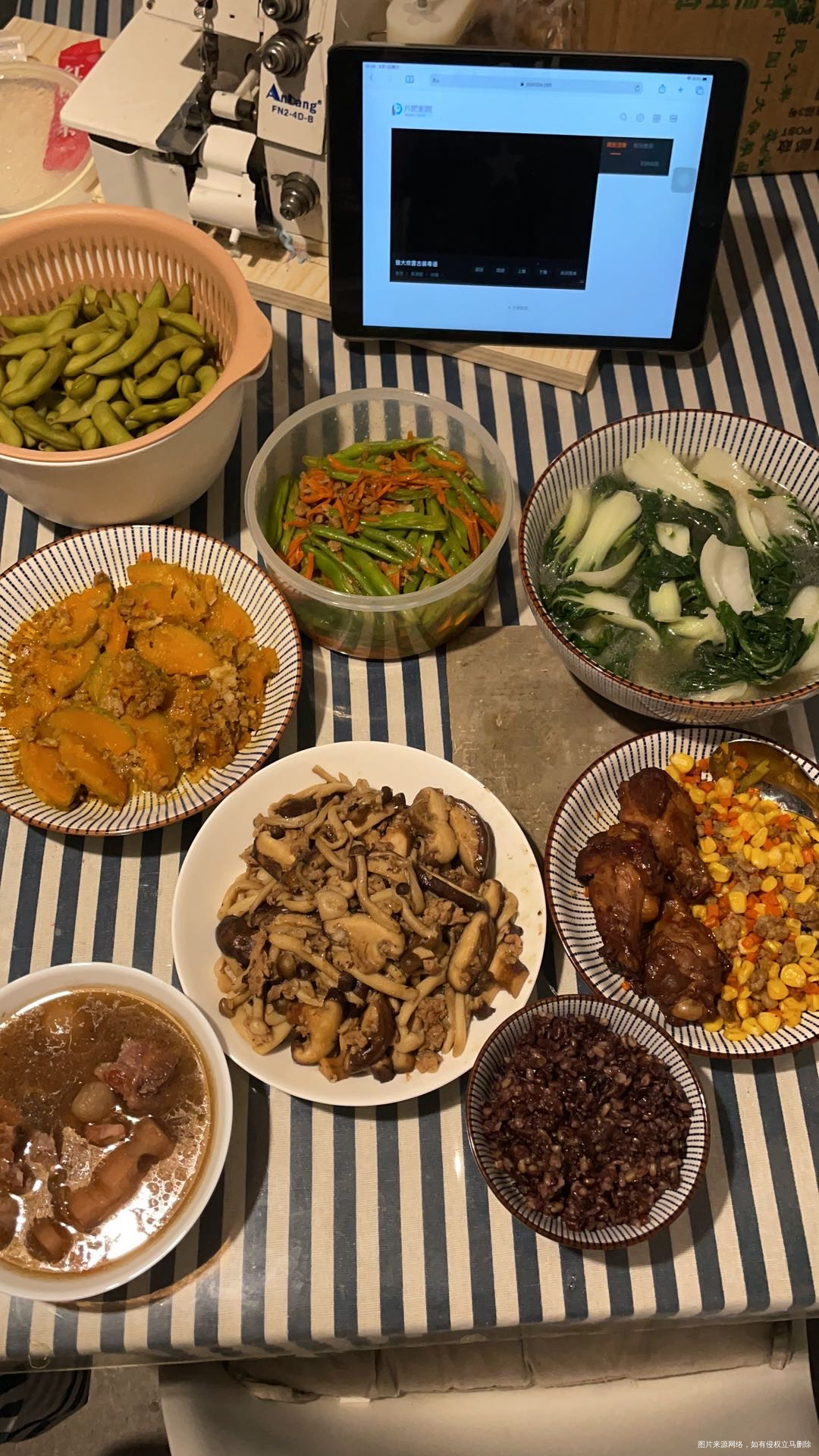 晚餐:一碗粗粮饭,一碗莲藕筒骨汤,玉米,南瓜