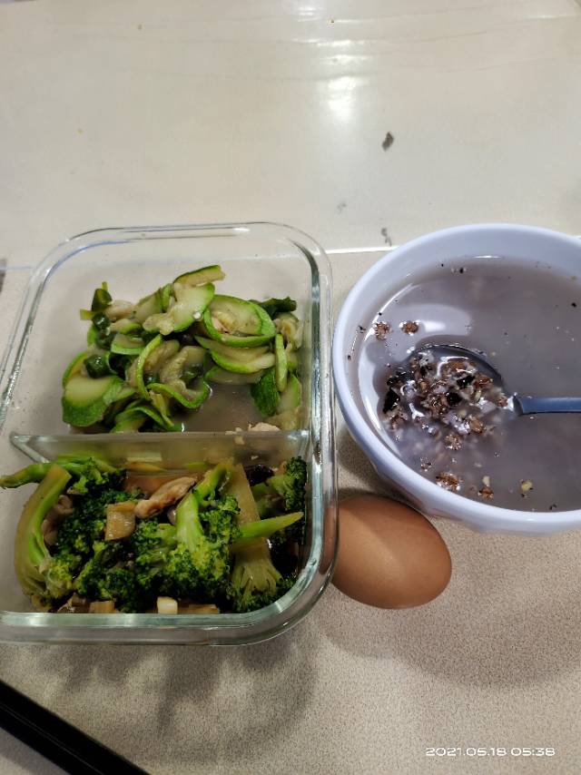 饮食减肥打卡第七天早炒西葫芦鸡胸肉西蓝花鸡蛋