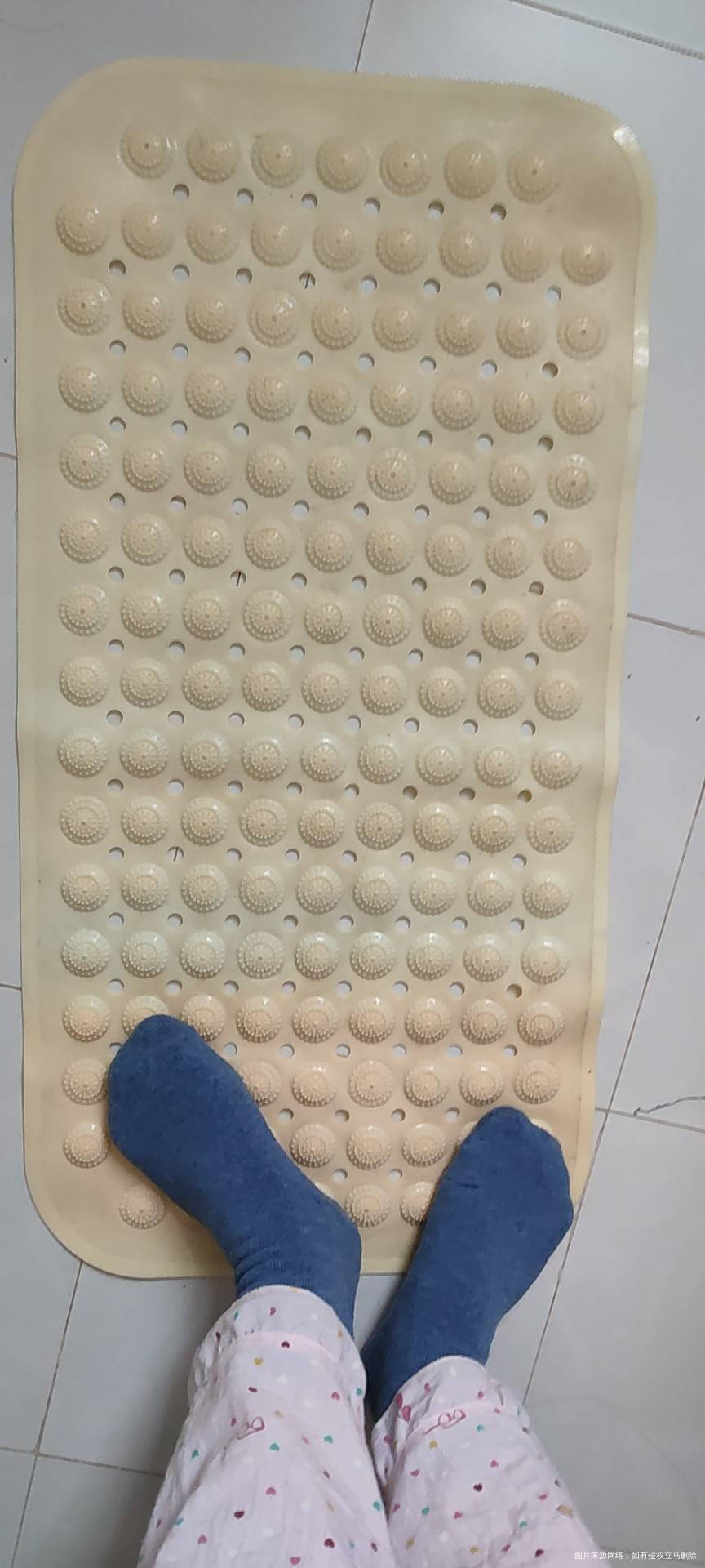 早起睡不着了,就干脆运动下,室内踩脚底按摩板