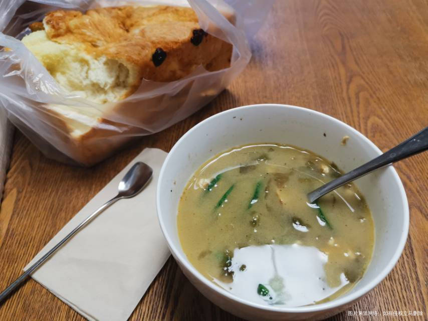 饮食早晨一杯蜂蜜水中午一块筋饼一点儿土豆丝+