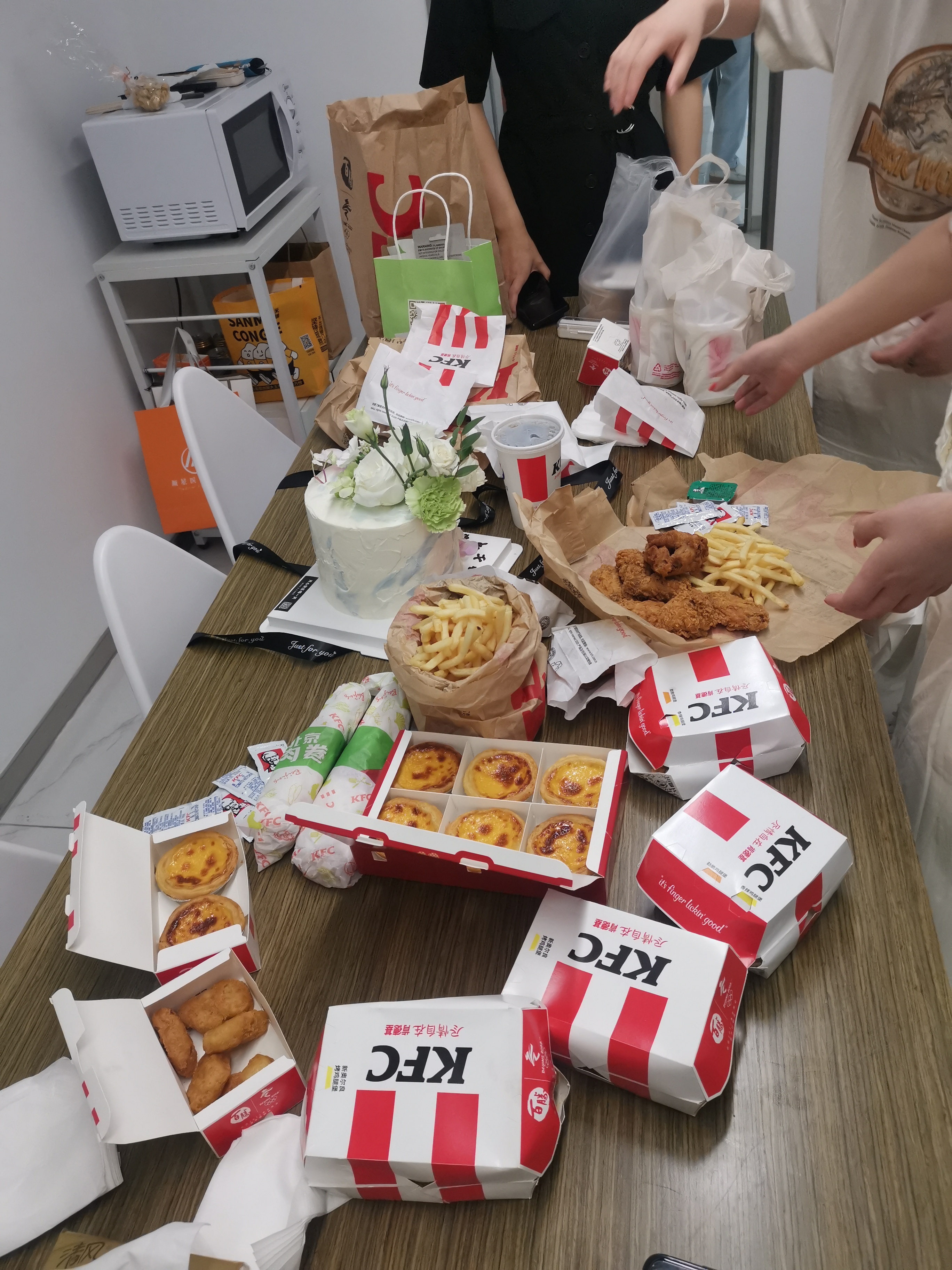 抗雄的第一天零食和肯德基奶茶蛋糕一口没碰虽然