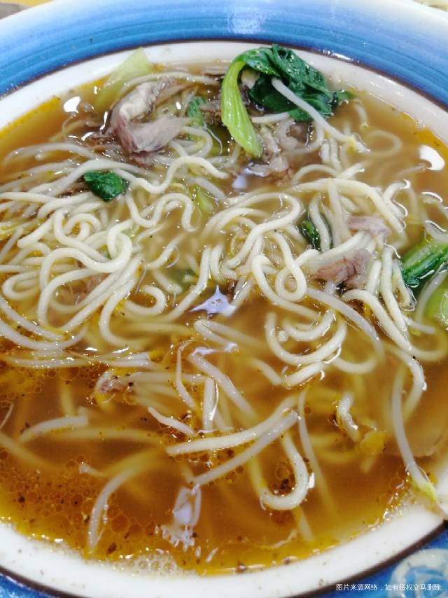 中午吃的大碗牛肉面。碗大的吓人啊。。那我也吃