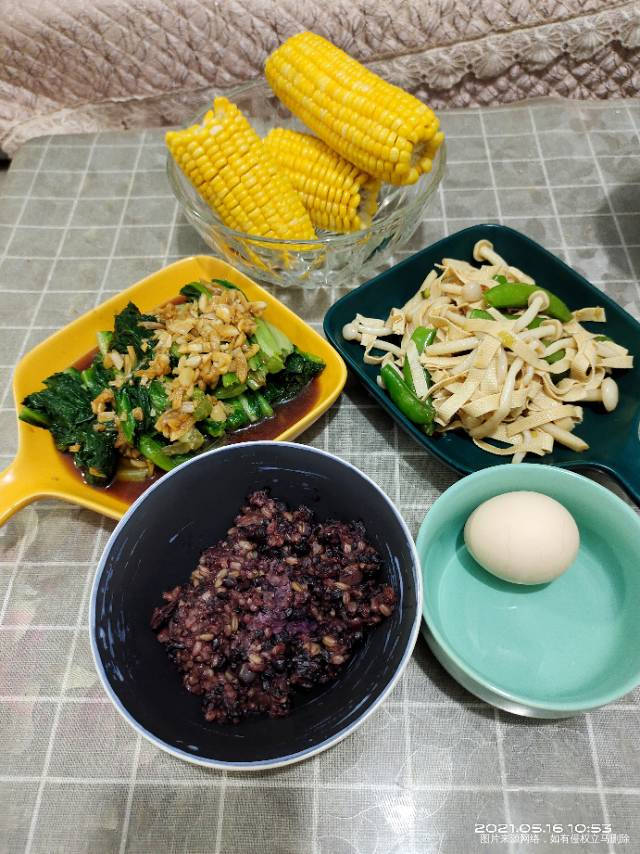 减肥打卡第五天早杂粮饭鸡蛋蚝油生菜凉拌海鲜菇