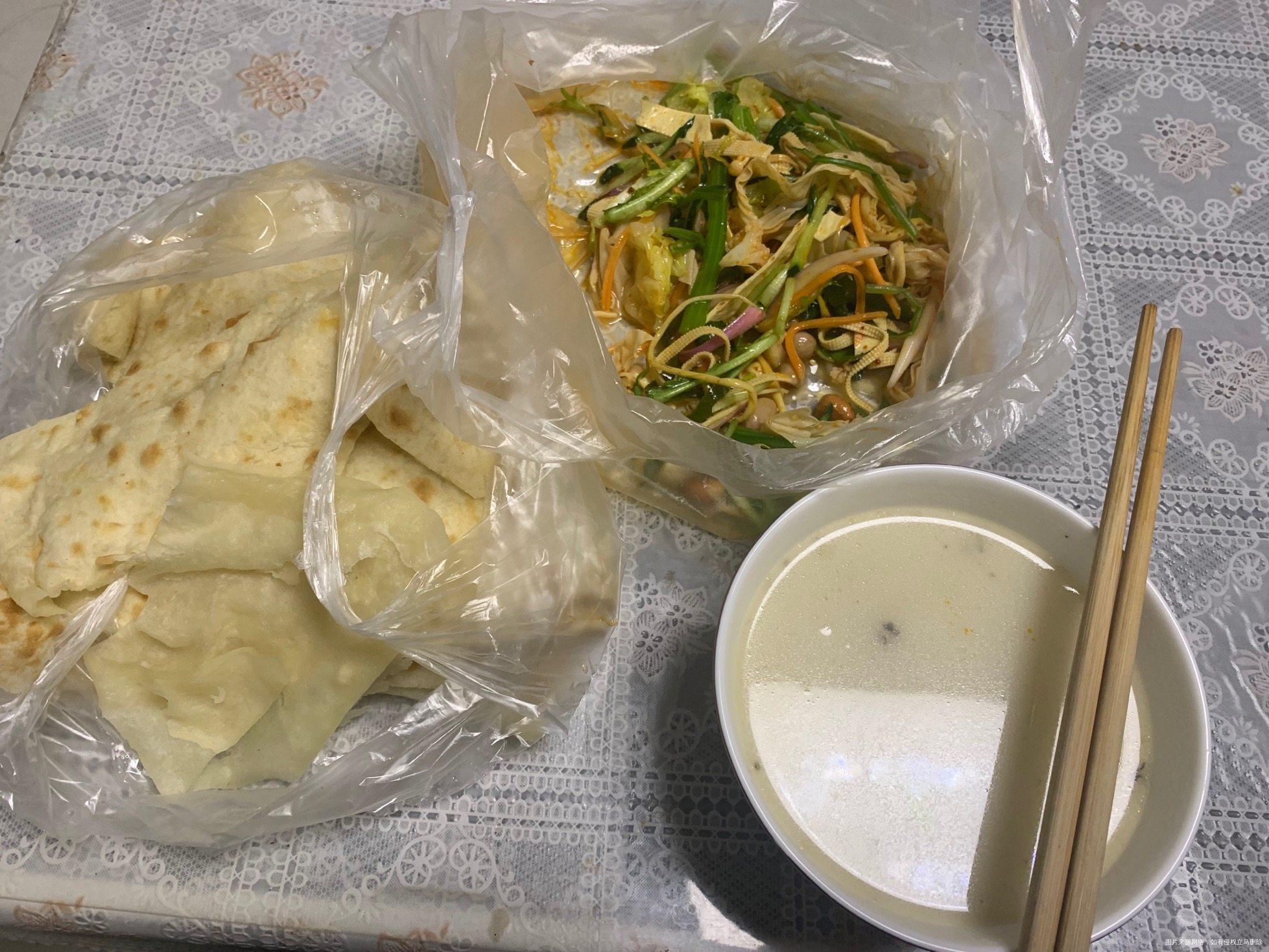 鱼汤➕凉菜➕油饼!好吃了一些水果 等会要运动