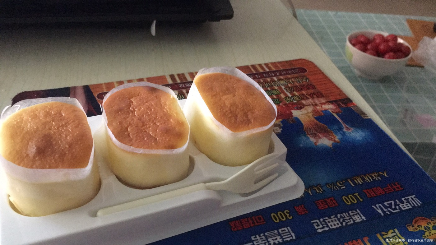 午餐🥣中午因为外出所以买了一份芝士蛋糕吃。