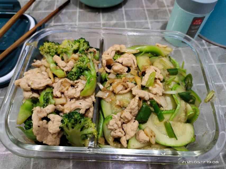 饮食减肥打卡第六天早鸡蛋一个蛋清一个黄瓜炒鸡