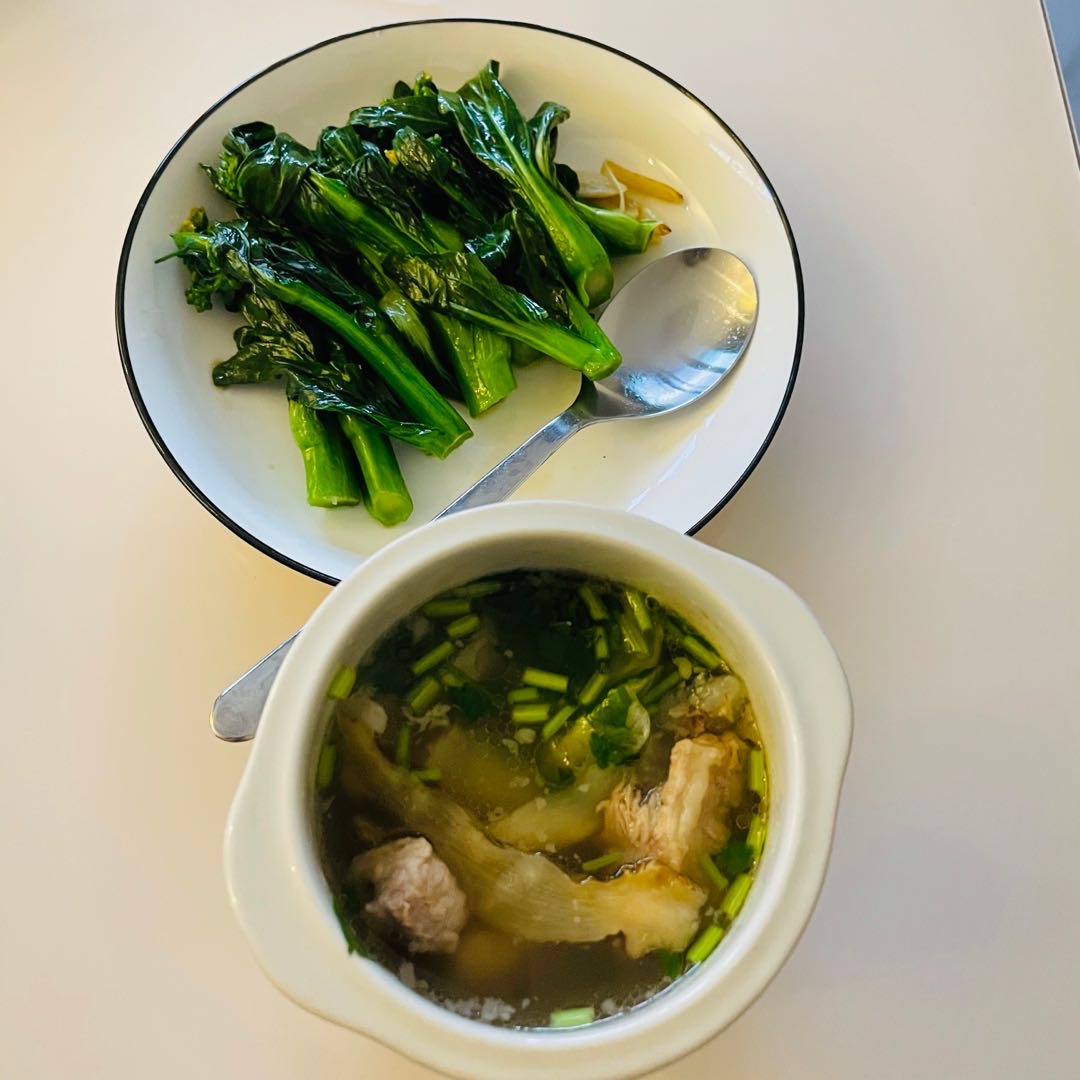 五点多的时候吃了一碗燕麦百合莲子羹,所以晚餐