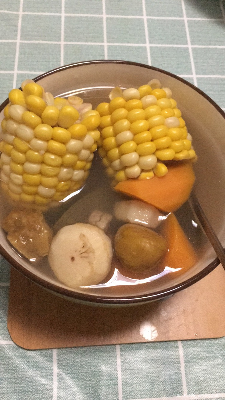 午餐🥣中午因为外出所以买了一份芝士蛋糕吃。