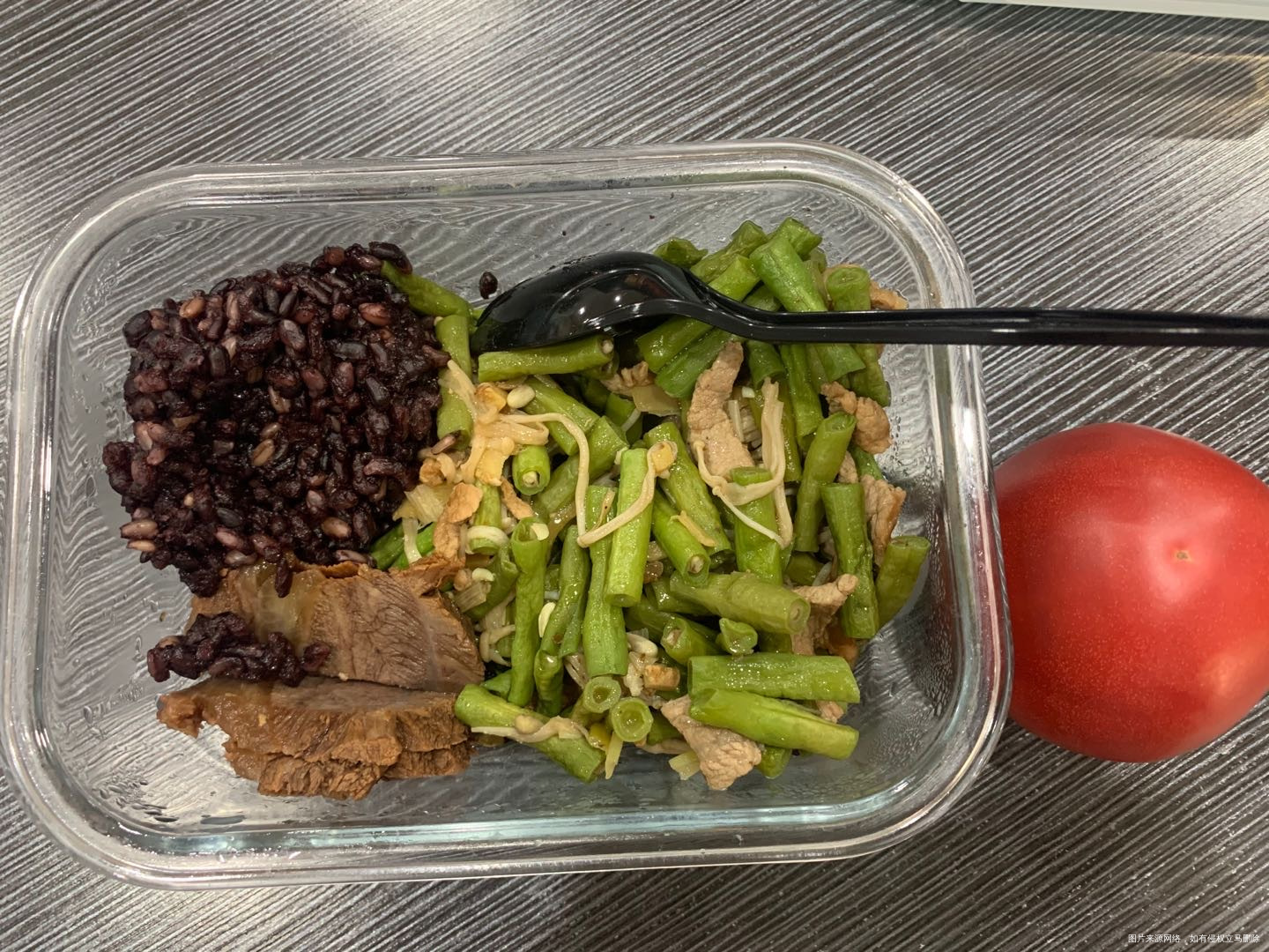 早餐:黑豆豆浆+鸡蛋+糯米锅巴。午餐:豆角炒