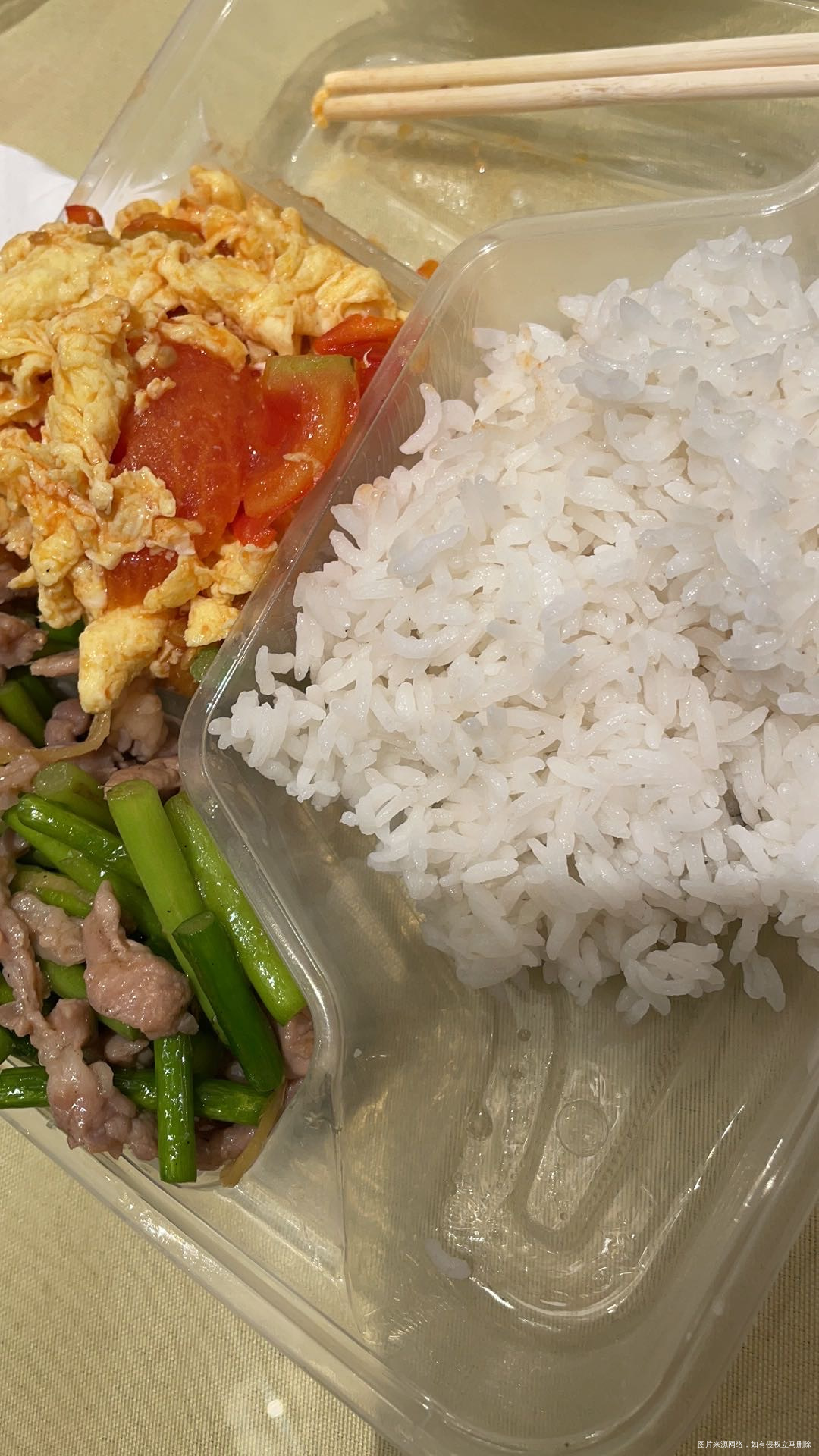 午餐在外面食堂吃的,番茄炒蛋+蒜苔炒肉,菜挺