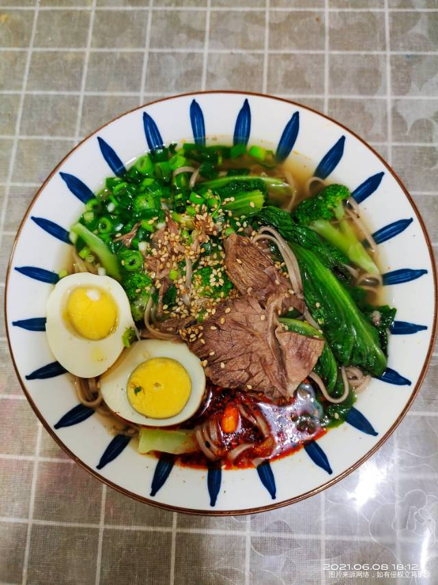 早,豆浆+鸡蛋一个蛋白一个+紫薯包一个+凉拌