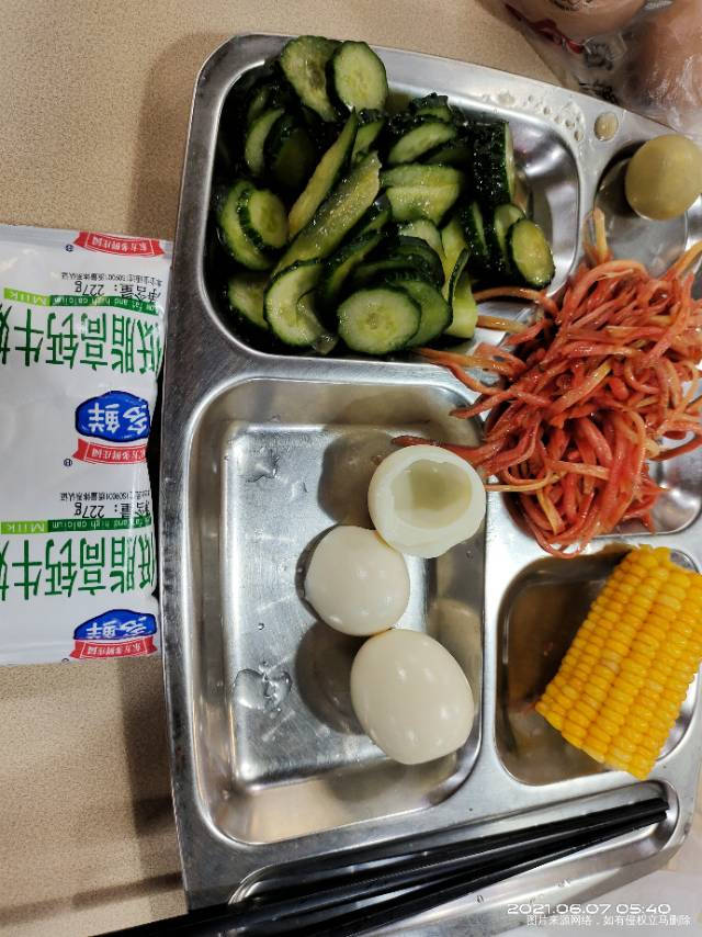 早,凉拌黄瓜红萝卜,水果玉米半根,鸡蛋一个蛋