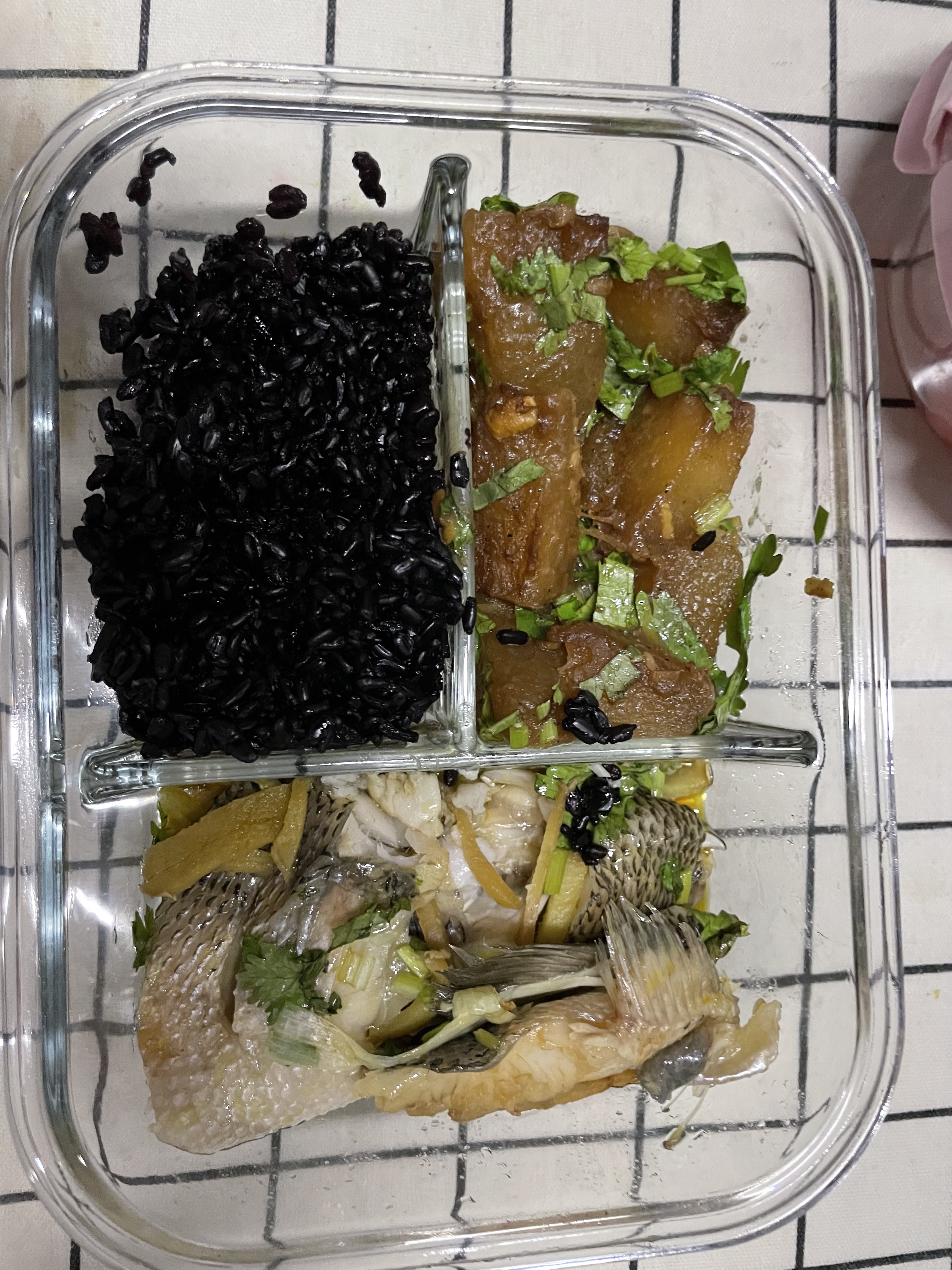 午餐黑米鲈鱼冬瓜第一次吃黑米还行不难吃以后就