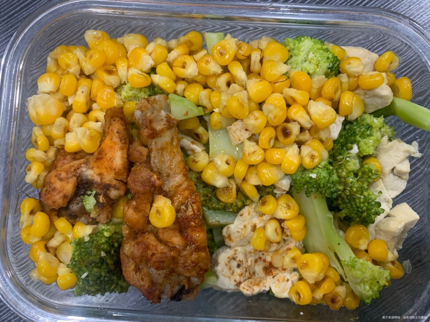 午餐打卡,豆腐+西兰花+玉米+小鸡腿2只,下