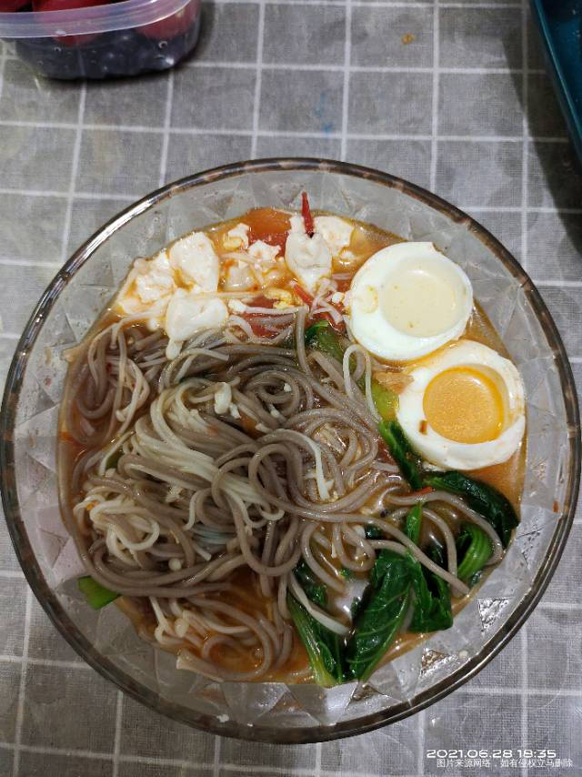 早餐,凉拌青笋+紫甘蓝+鸡蛋一个蛋白一个+玉