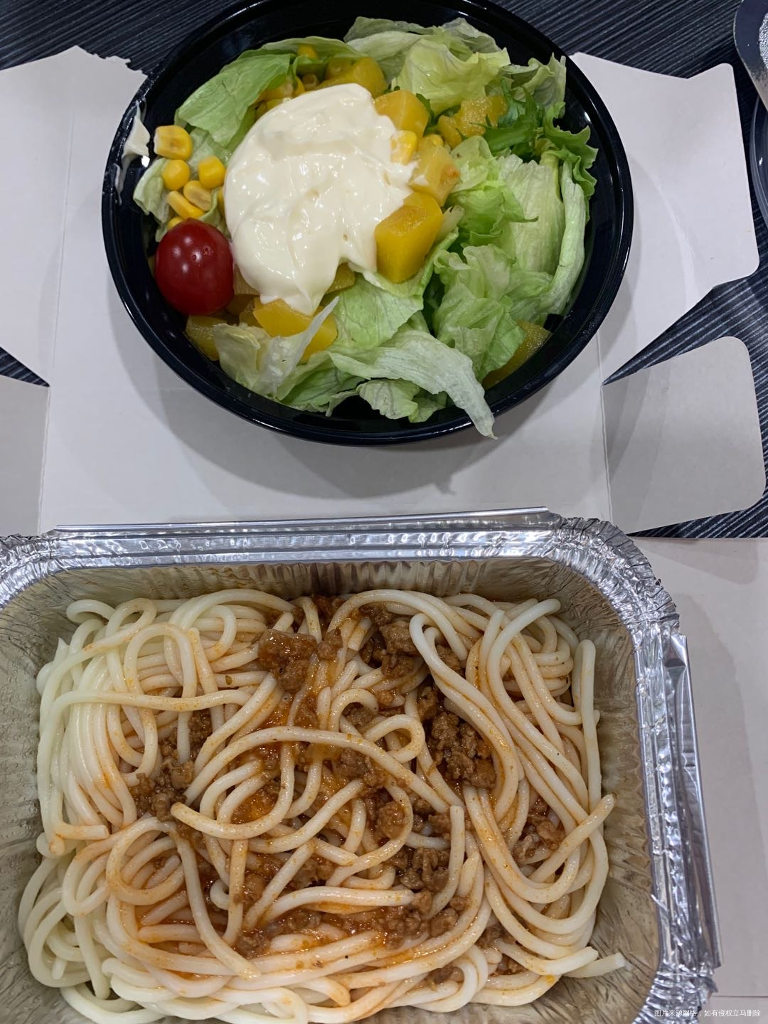 早餐:素三鲜包子3个+八宝粥半碗+豆浆1杯+