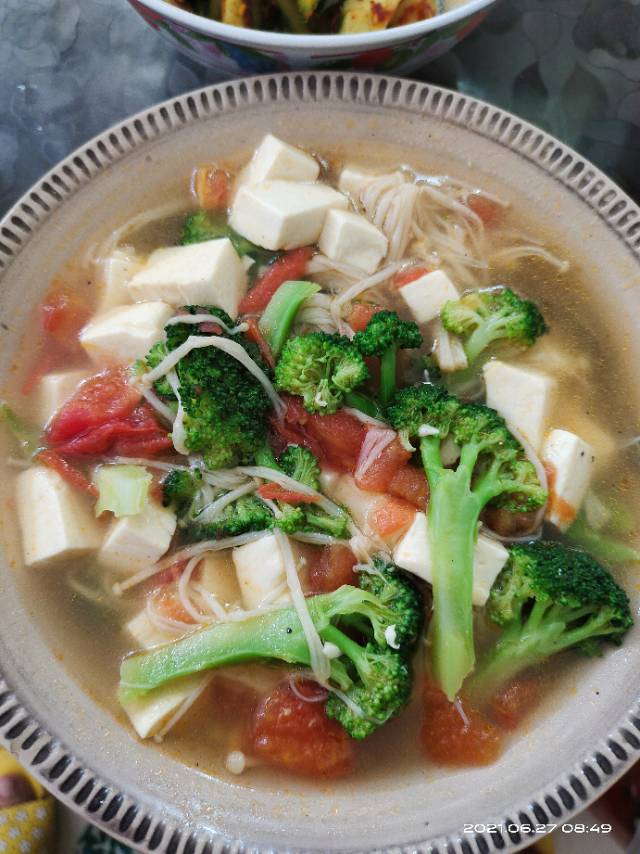 早,西红柿蔬菜汤。加餐,黄瓜一根。午,芹菜叶