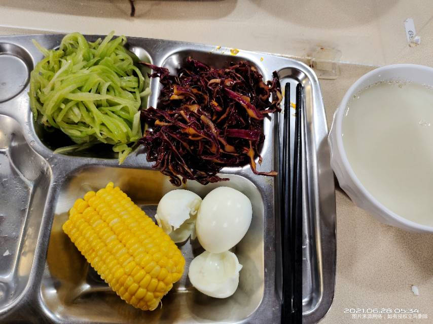 早餐,凉拌青笋+紫甘蓝+鸡蛋一个蛋白一个+玉