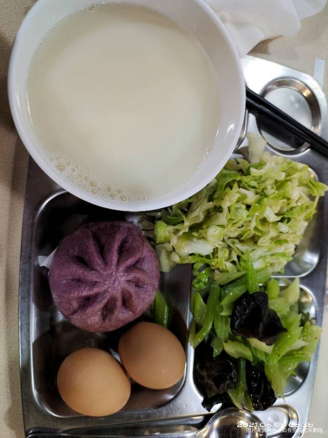 早,豆浆+鸡蛋一个蛋白一个+紫薯包一个+凉拌