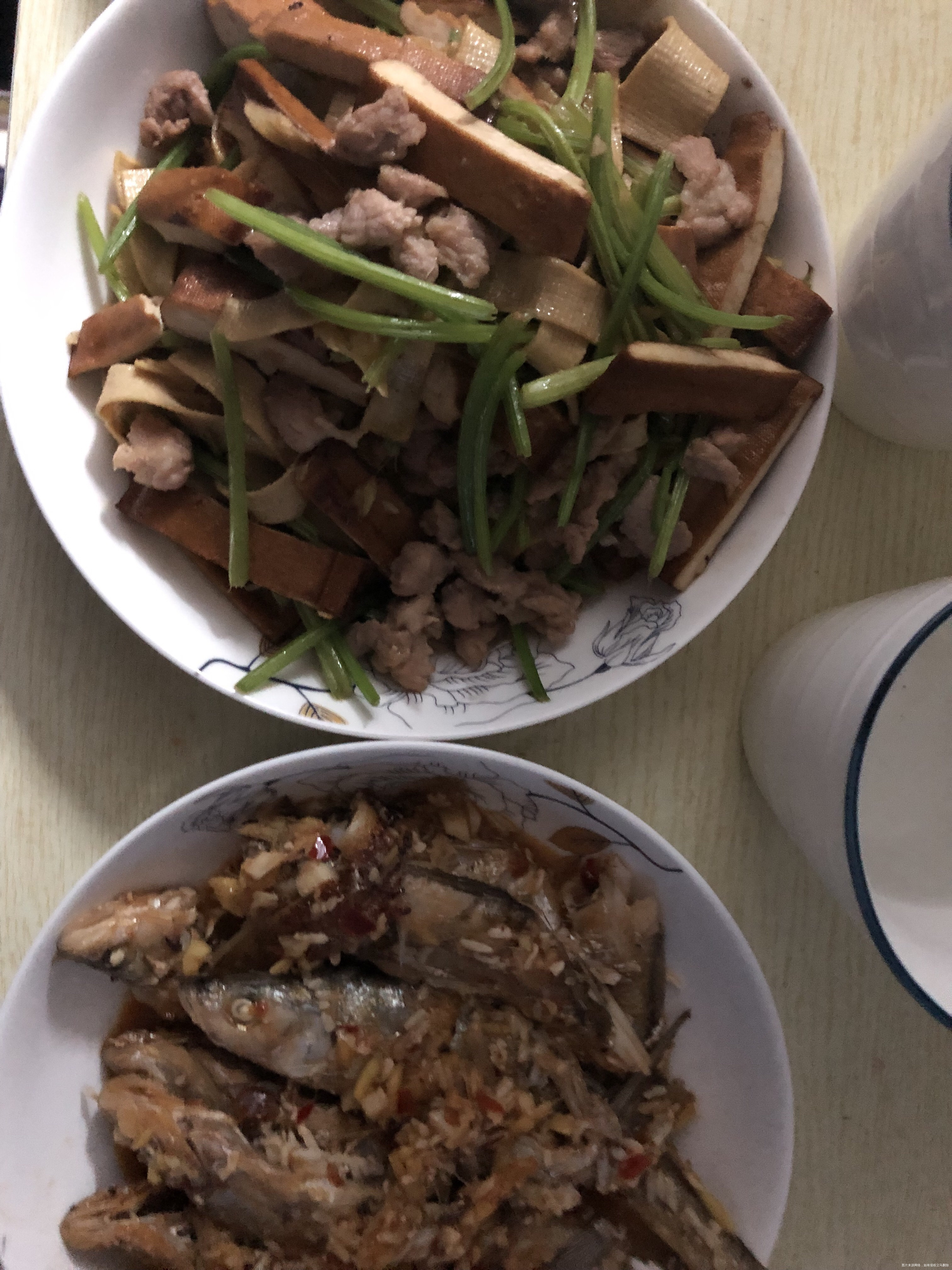 午餐和晚餐午餐的主食是花卷晚餐是小半碗米饭今
