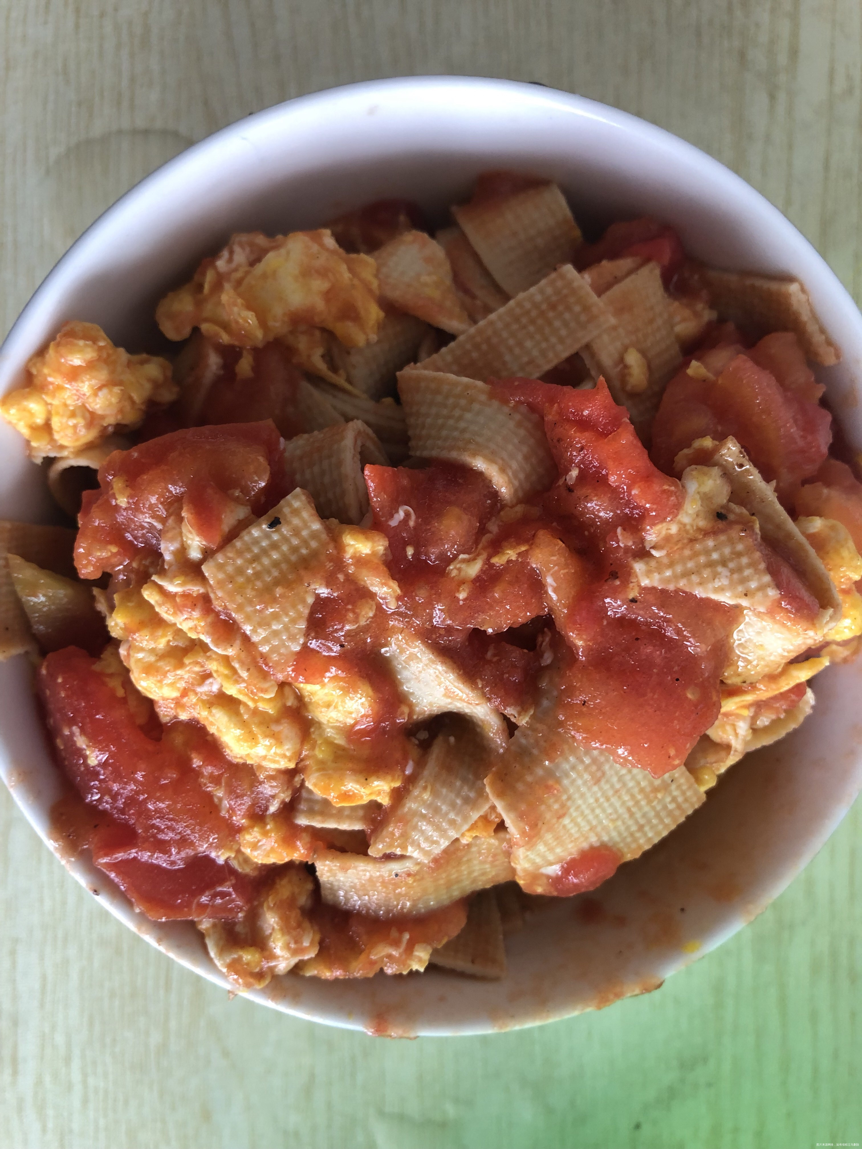 午餐和晚餐午餐的主食是花卷晚餐是小半碗米饭今