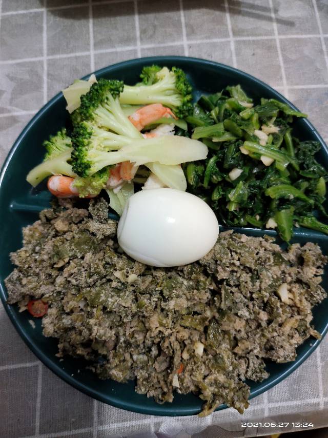 早,西红柿蔬菜汤。加餐,黄瓜一根。午,芹菜叶