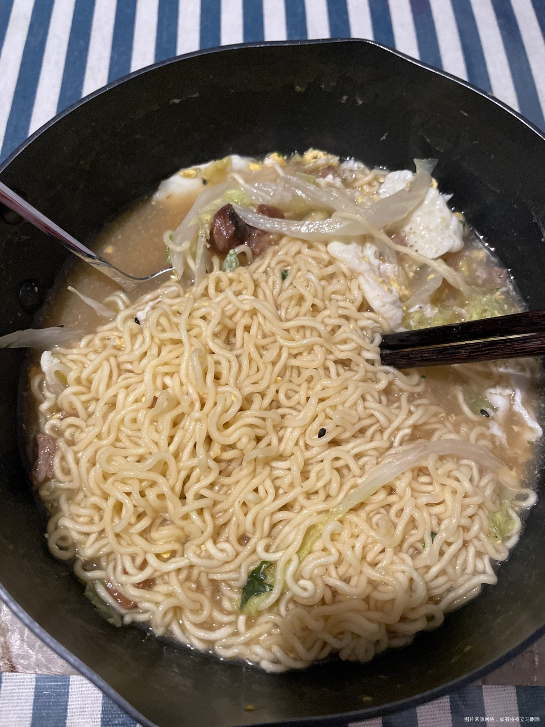 晚餐:没什么菜,就简单煮个泡面吃得了,加两个