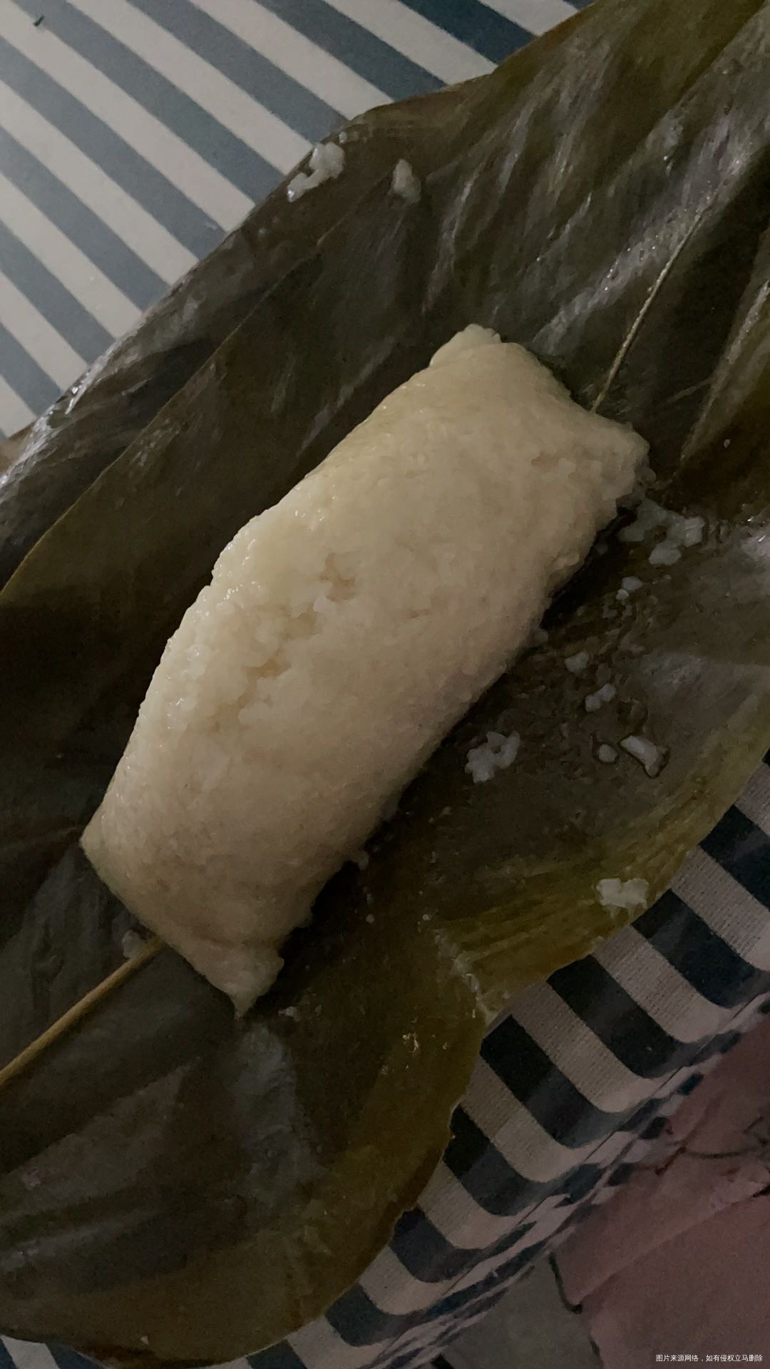 早餐吃的粽子,没办法啊端午节家里人包好让人带