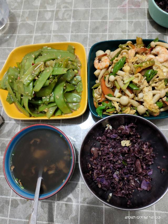 早,鸡蛋脱脂牛奶麦片,生菜黄瓜。午,蒜蓉荷兰