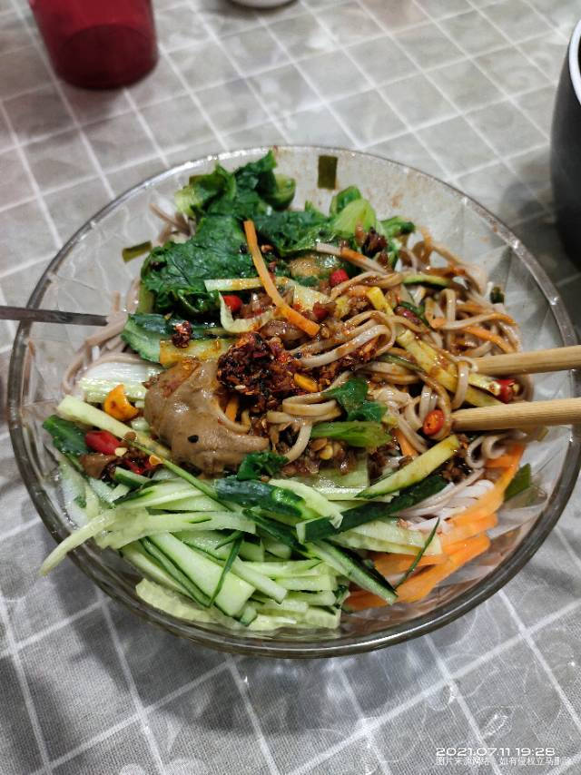 早,冬瓜汤+菜团子8个。午,麻婆豆腐+手撕鸡