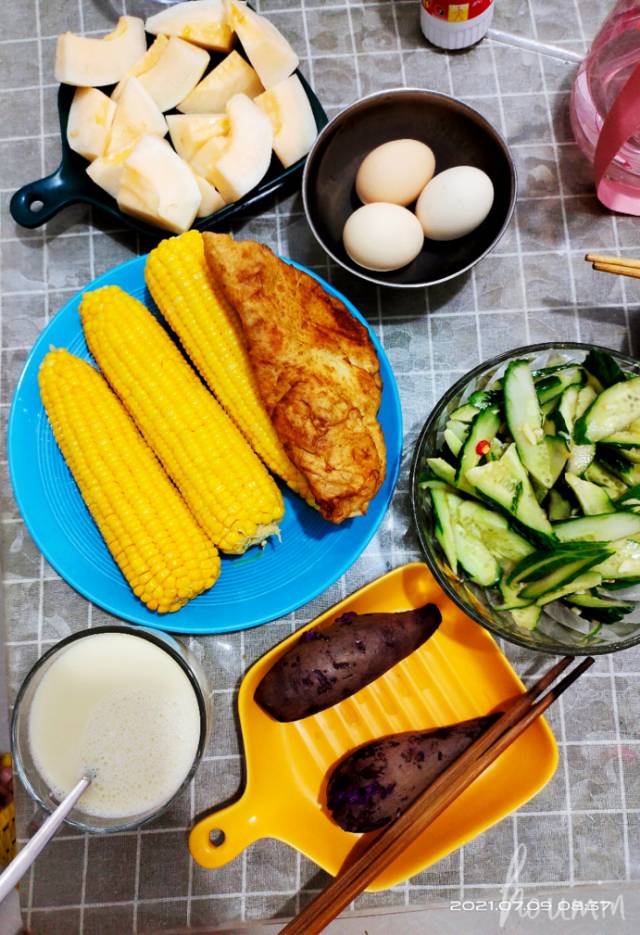 早,玉米半根+紫薯半个+鸡蛋一个黄瓜一根+甜