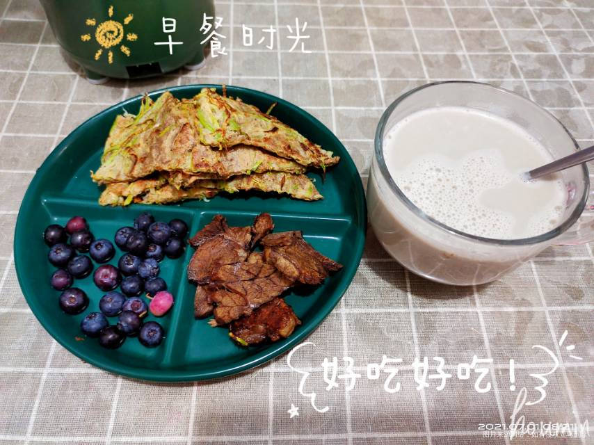 早,西葫芦鸡蛋锅塌一个+牛肉+蓝莓+黑豆浆。