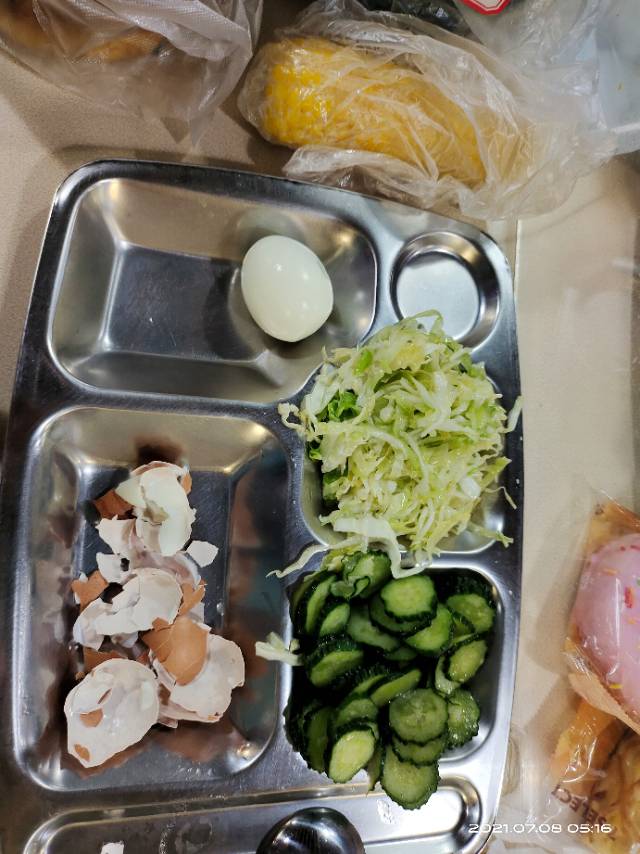 早,凉拌包菜黄瓜+鸡蛋一个蛋白一个+糯玉米半