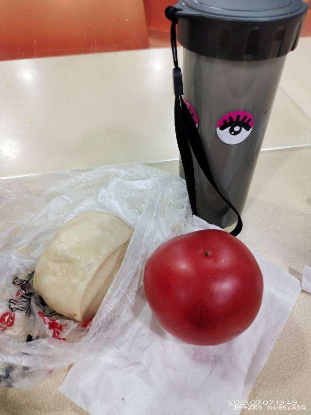 早,西葫芦炒鸡蛋+清炒绿豆芽+玉米一根+鸡蛋