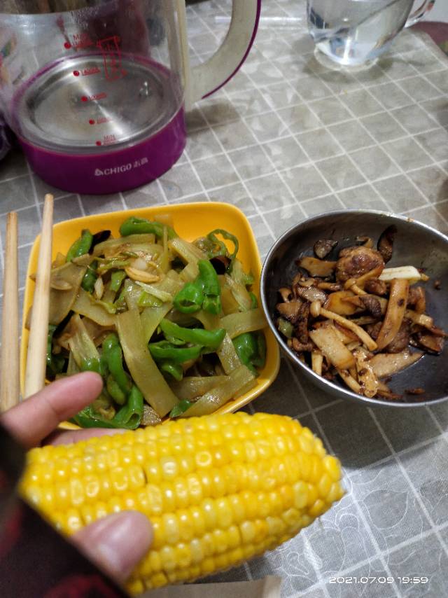 早,玉米半根+紫薯半个+鸡蛋一个黄瓜一根+甜