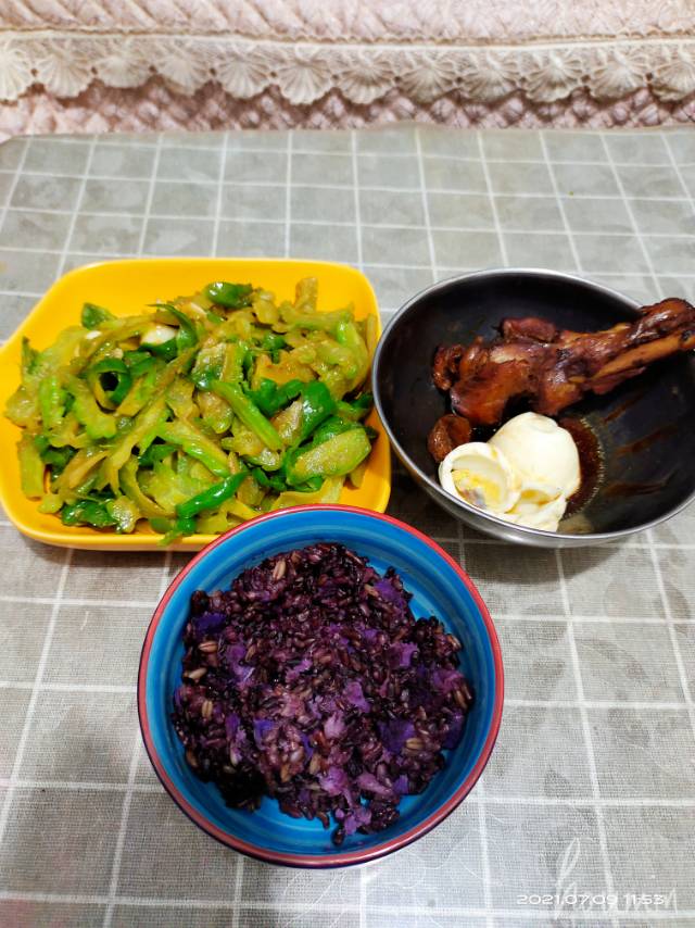 早,玉米半根+紫薯半个+鸡蛋一个黄瓜一根+甜