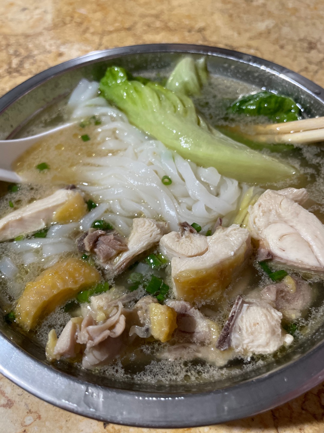 在外面玩,没有什么吃的了,还有一家粉店营业,