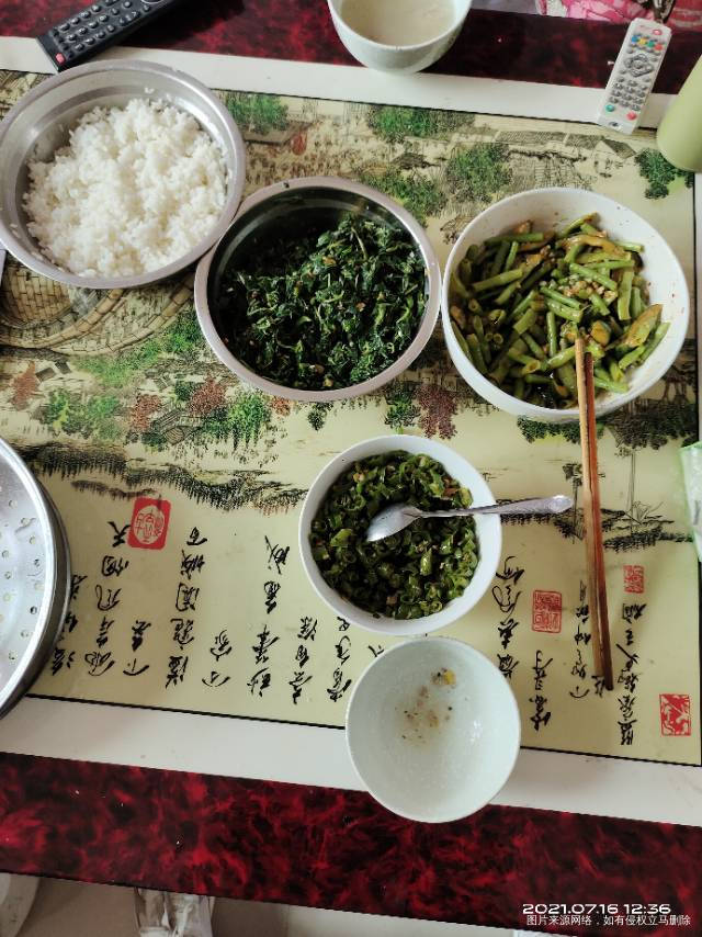 早,鸡蛋一个蛋白一个,纯牛奶一盒,凉拌黄瓜。