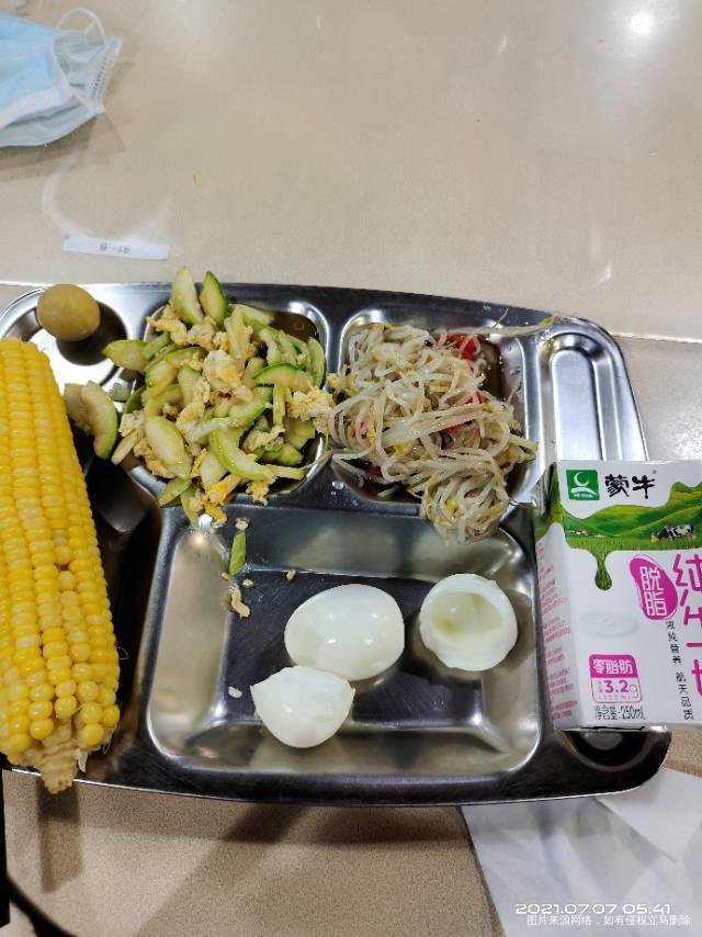 早,西葫芦炒鸡蛋+清炒绿豆芽+玉米一根+鸡蛋