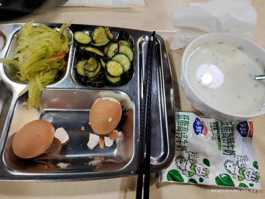 早餐,凉拌青笋黄瓜+鸡蛋一个蛋白一个+低脂牛