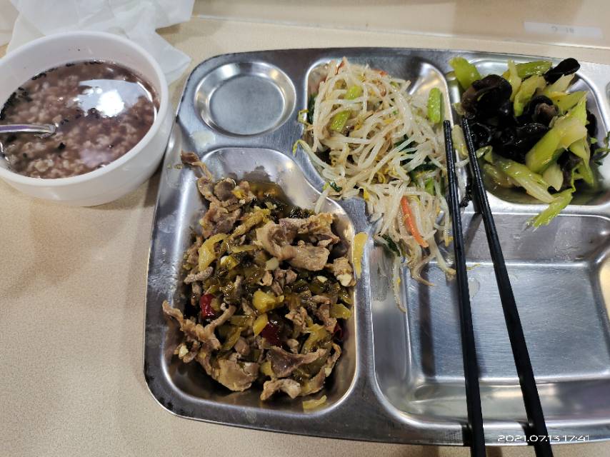 早,半根糯玉米+脱脂牛奶一盒+鸡蛋一个+少许