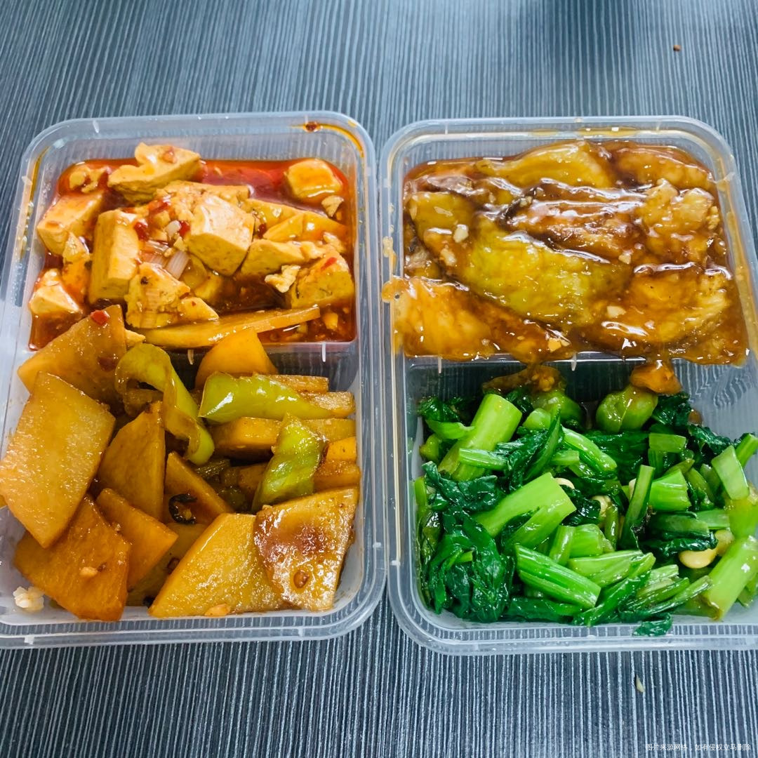 早餐:半袋牛奶+燕麦片,1个鸡蛋。午餐:四个