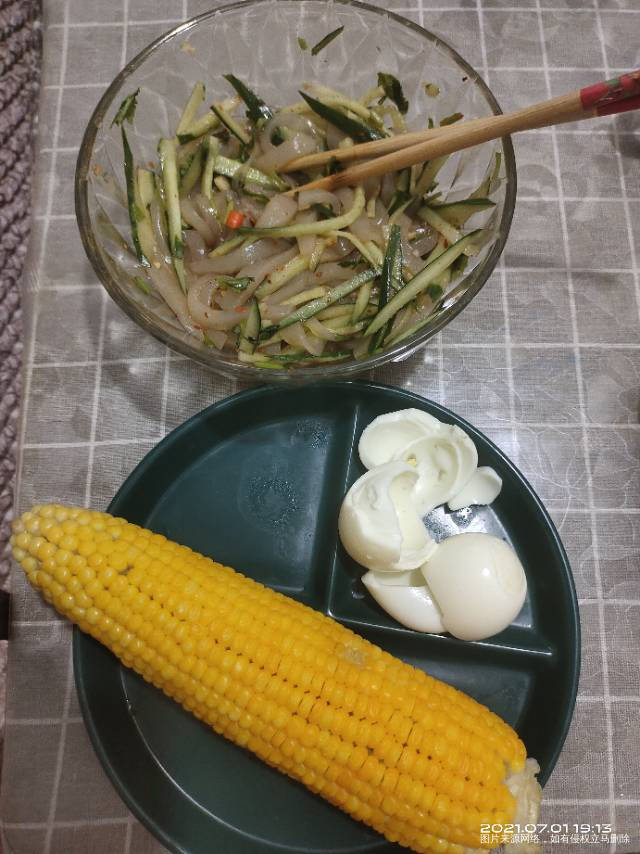 早,西葫芦鸡蛋锅塌一个+牛肉+蓝莓+黑豆浆。